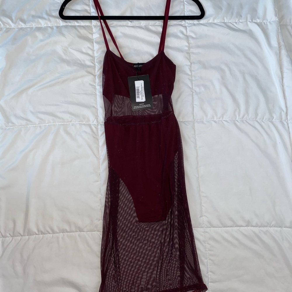 Super cute wine colored dress, ideal for a date!